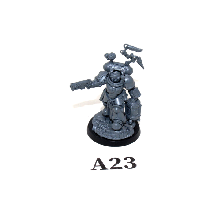 Warhammer Space Marines Apothacary A23